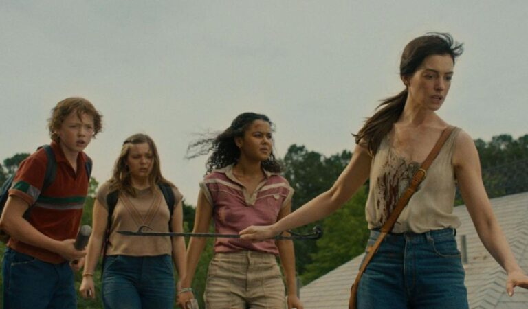 O FIM DA RUA: Anne Hathaway enfrenta dinossauros em novo trailer dublado; veja